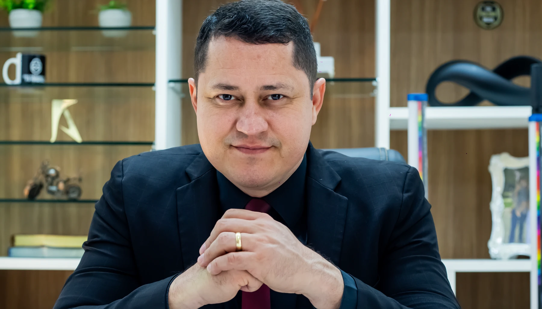 Dr. Jefferson Alves em seu escritório